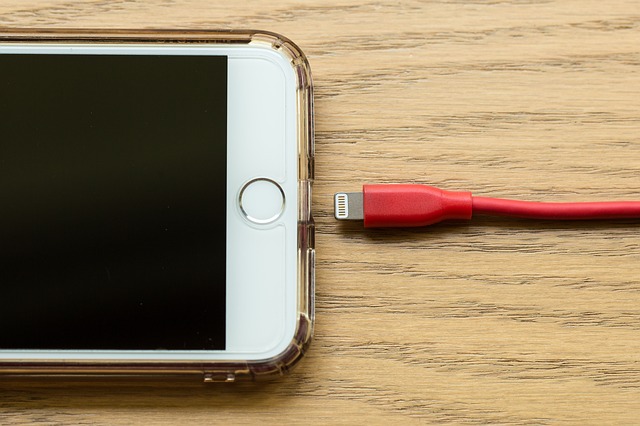 Také vás trápí zamotané šňůry od nabíječek k telefonu?
